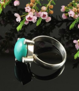 Turquoise Claw-Set Round Silver Ring
