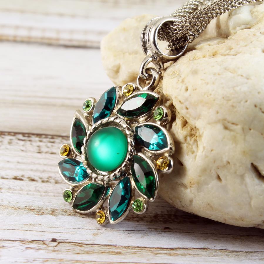 Vintage Faux Emerald Floral Necklace - Cybelle