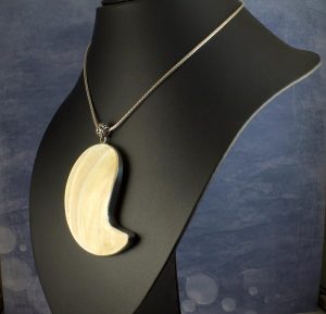 Mother-of-Pearl Pendant Necklace N-0163-c