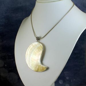 Mother-of-Pearl Pendant Necklace N-0163-j